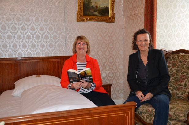 In einem Zimmer mit positiver Aura und weltberühmt. Hier verdichten sich die Erinnerungen: Ortsbesichtigung in Elvis Hotelzimmer 10 mit Autorin Jule Heck und Veranstalterin der Ernst-Ludwig-Buchmesse Beatrix van Ooyen; Foto: Corinna Weigelt