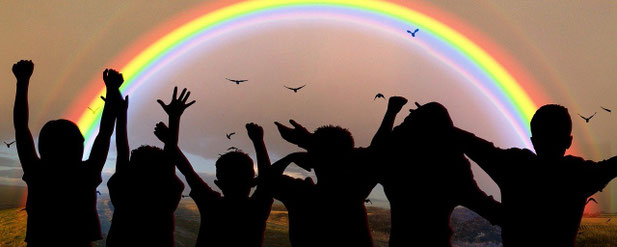Enfants joyeux sous un arc-en-ciel symbolisant l’harmonie émotionnelle retrouvée grâce aux Fleurs de Bach – accompagnement des enfants et adolescents en Vendée par Émeline Guilbaud.