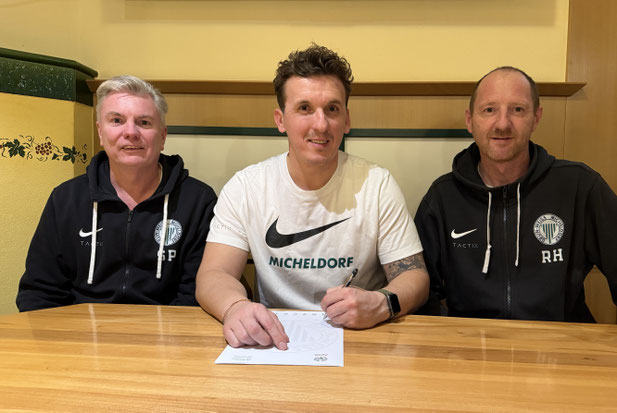 Sektionsleiter Stefan Prieler (li.) und der der sportliche Leiter Ronald Höll-huber (re.) bei der Vertragsunterzeichnung mit Qerim Idrizaj.