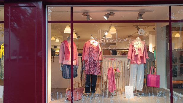 Außenansicht vom Schaufenster vom Heidekönigin-Laden in Buesum.