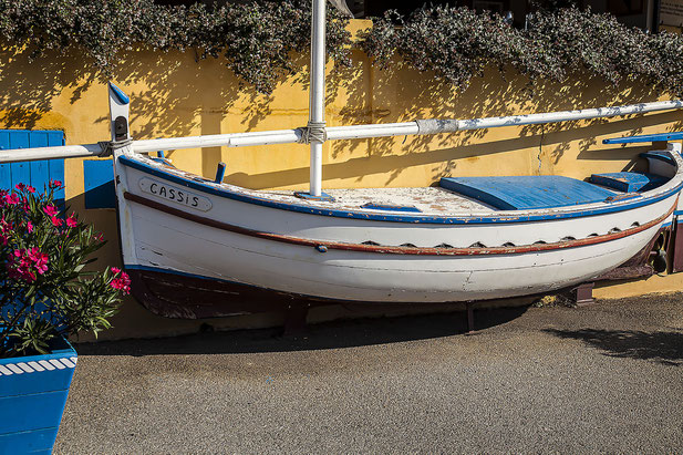 Altes Fischerboot an der Strandpromenade in Cassis, Alpes-Maritimes, Cote d'Azur, Südfrankreich, Frankreich, Europa 
