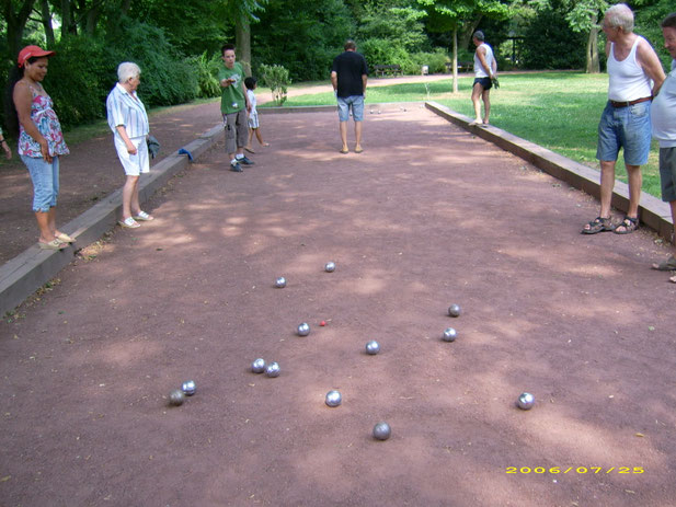 Es ist Sommer und es wird Boule gespielt im schönen Hülser Park