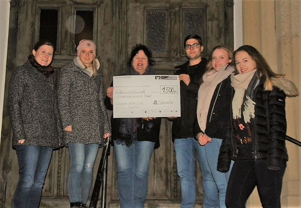 Junge Union Güdesweiler bei der Schecküberreichung mit Frau Beate Leonhard-Kaul