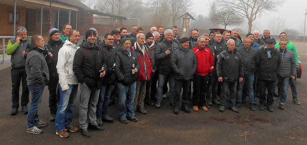 Viele alte Wandervögel versammelten sich auf dem Vorplatz am DGH in Gronisch und legten eine Pause ein
