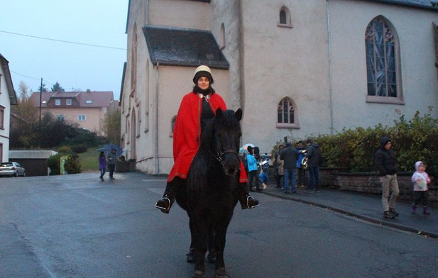Andrea Scherer auf dem Isländerpferd