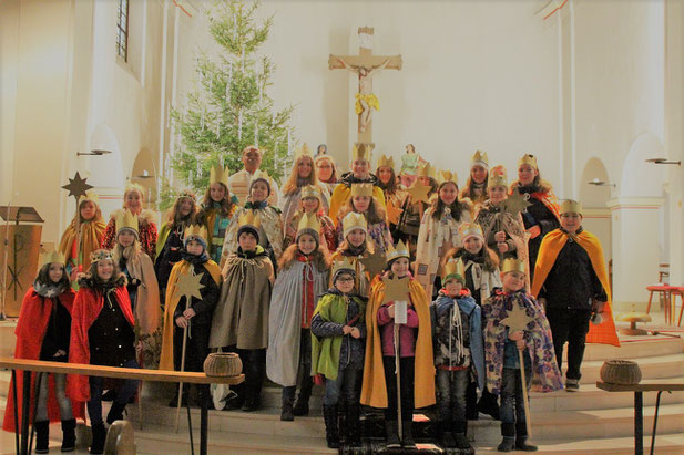 Sternsinger in der Güdesweiler Christkönig Kirche mit Pater Ignatius