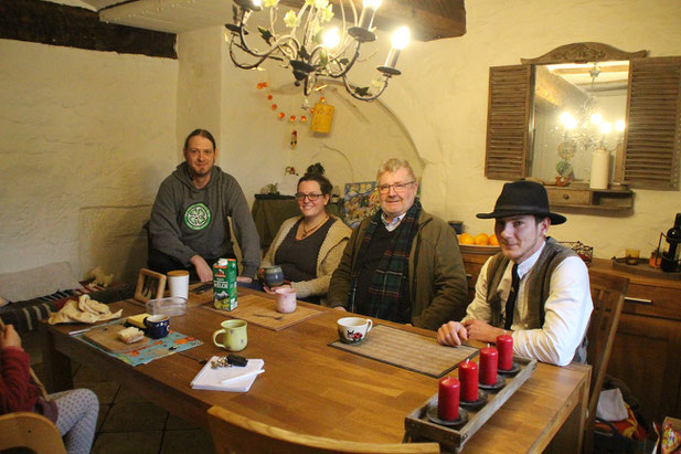Gemütlich in der Stube: Phil, Vroni, Toni und Robert beim Plausch