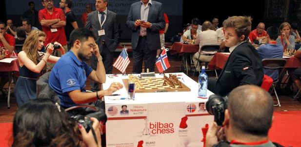 El noruego Magnus Carlsen (derecha), campeón mundial de ajedrez, y el estadounidense Hikaru Nakamura (izquierda), líder del ránking mundial a ritmo relámpago
