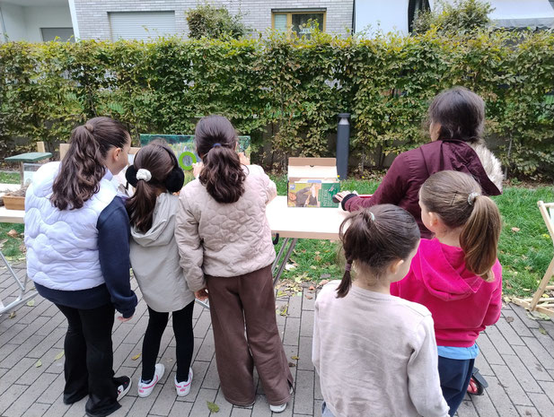 Kinder aus der Steubenstraße informieren sich am Stand zu Vögeln und ihrem Nistverhalten