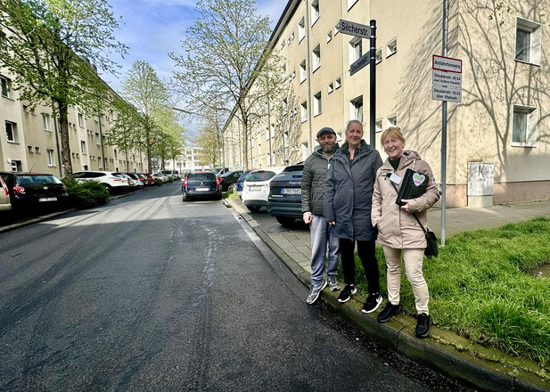 Gemeinsame Sache von Hallo Nachbar und der GAG Immobilien AG in der Steubenstraße. V.l.n.r.: Maciej, Birgit Ebinger (GAG Immobilien AG), Anja in der Steubenstraße/Ecke Silcherstraße