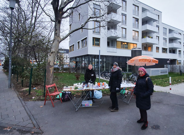 Anja Waldeck am Hallo Nachbar Infotisch mit Nachbarinnen an der Vitalisstraße in Bickendorf.