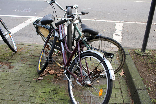 Fahrradwracks in der Stadt.