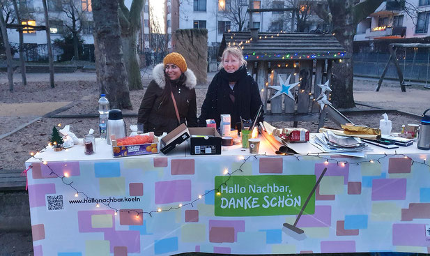 Noha Salom mit ihrer Kollegin Anja Waldeck am Hallo Nachbar Stand in der GAG Siedlung Vitalisblöcke in Bickendorf.