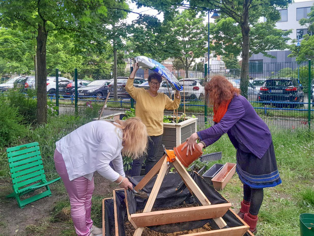 Die Kräuterpyramide wird befüllt.