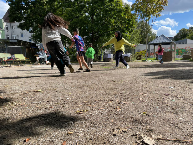 Zum Auflockern erstmal ein Bewegungsspiel im Genovevahof