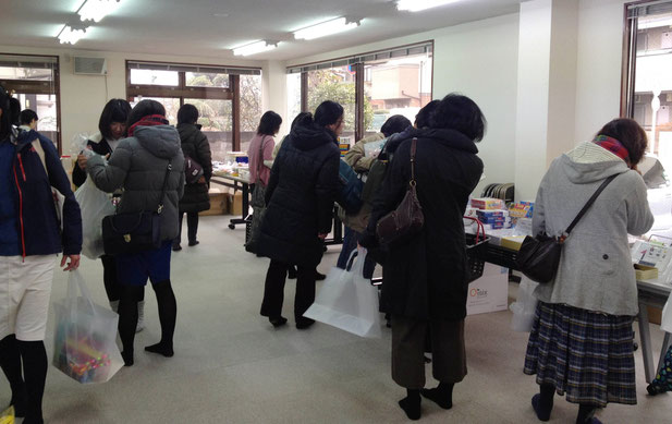 一般開場後は、この混み具合!皆さん電卓片手に真剣な表情でした。