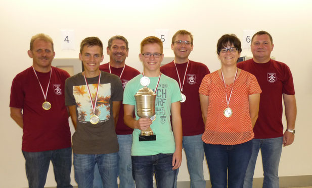 von links: Gerhard Schorr, Christian Heubeck, Dieter Karl, Jakob Heubeck, Christian Witt, Katrin Kaiser, Schützenmeister Bernhard Ochs (Foto: Michaela Karl)
