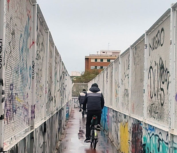 Como vemos, no solo son patinetes los que se saltan la normas, también las bicicletas hacen lo mismo y no solo aquí sino en toda Valencia..