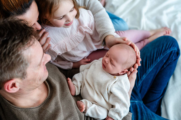 Natürliche Babyfotos bei euch zuhause im Leipziger Land in Leipzig, Markkleeberg, Borna, Zwenkau, Grimma, Taucha, Halle Saale, Babyshooting Homestory, liebevolle Neugeborenenfotos in den eigenen vier Wänden 