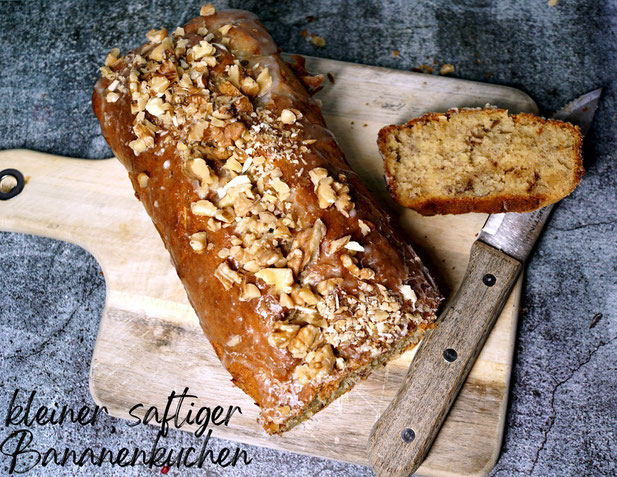 kleiner saftiger Bananenkuchen mit weißer Schokolade und Walnüssen
