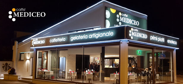 vista dall'esterno del caffè mediceo di borgo san lorenzo di notte