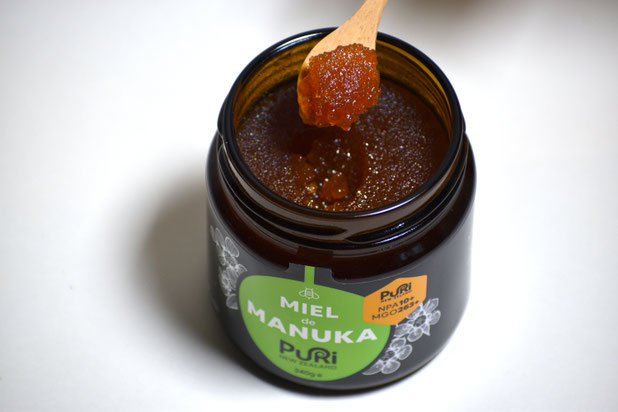 Photographie d'un Miel de Manuka NPA 10+ dans un pot de 240g rare et pur de Nouvelle-Zélande vendu par le spécialiste des Miels de Nouvelle-Zélande : Puri New Zealand