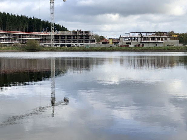 Trotz Geriichtsprozess baut de Promoteur Lamy säin Hotelskomplex tëscht den zwee Séien zu Wäiswampech monter weider.