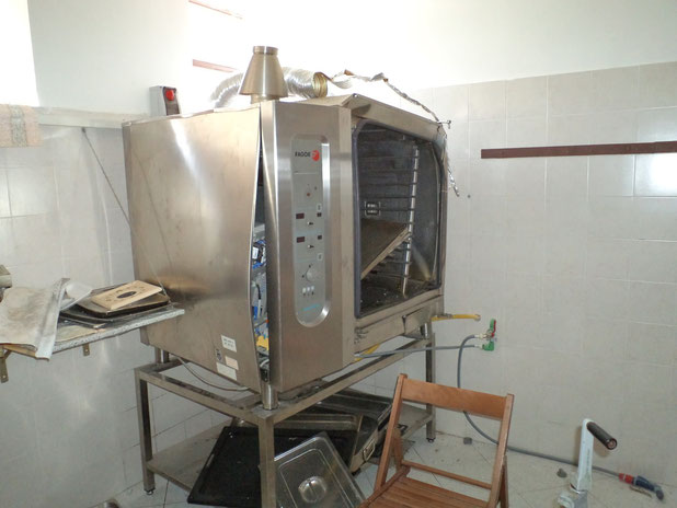 Il forno all'interno del quale è avvenuta la deflagrazione, le pareti sono sventrate (foto Frosinone web)