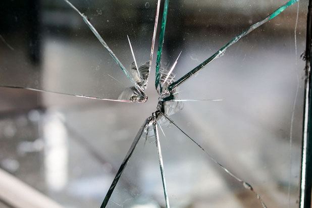 Kaputte Fensterscheibe - Glasversicherung - Glasbruchversicherung - Hausratversicherung, Gebäudeversicherung, Fenster, Glasbruch, Haftpflichtversicherungen, Türen, Schadensfall, Versicherungsschutz, Eigentümer, Terrassentür