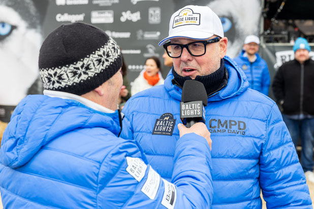 Inhaber Thomas Sinning im TV-Liveinterview im Start-Zielbereich des Events während der Promi-Rennen.