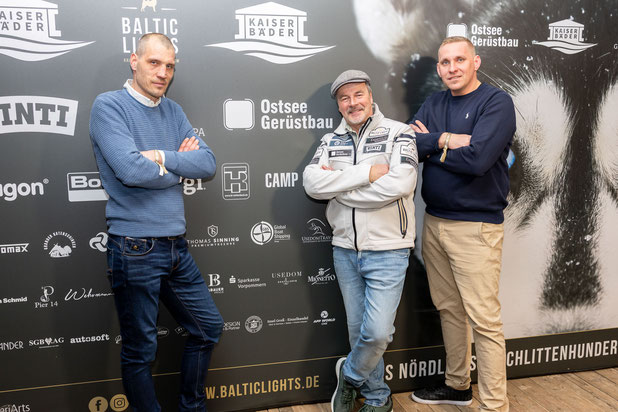 Ronny Haker, Till Demtrøder und  Alexander Purfürst vor der großen Pressewand im VIP Zelt am Strand.