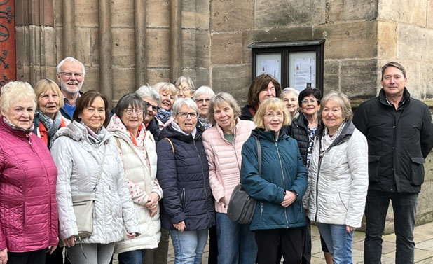 Auf Bridgereise in Marburg – Jan-Dirk Dedina, Geschäftsführer (re.), Johanna Schneider, Gästeführerin (2.v.re.), und Teilnehmende an der Führung durch die Elisabethkirche 