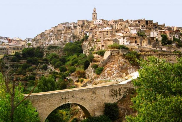 Bocairent (Valle de Albaida). Es uno de esos pueblos que parecen sacados de una postal medieval. Si estás planeando una escapada ahora mismo, llegas en el momento más emocionante del año.