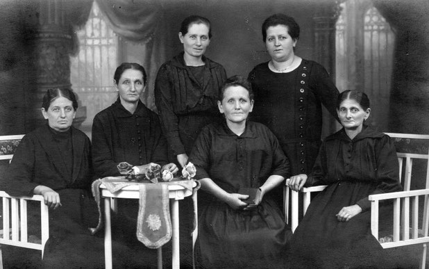 Die sechs Töchter von Peter Simon und Magdalena Gimmler, vermutlich um 1915: (v. l.): Helene, Maria, Margarethe, Anna Maria, Anna, Katharina (Zuordnung bis auf Anna Maria und Anna unsicher)