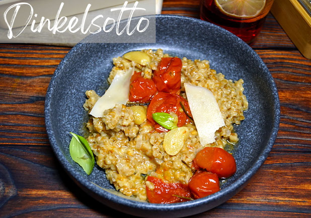 Risotto mal mit Dinkel statt mit Reis und dazu geschmolzene Backofentomaten mit Rosmarin und viel Knoblauch