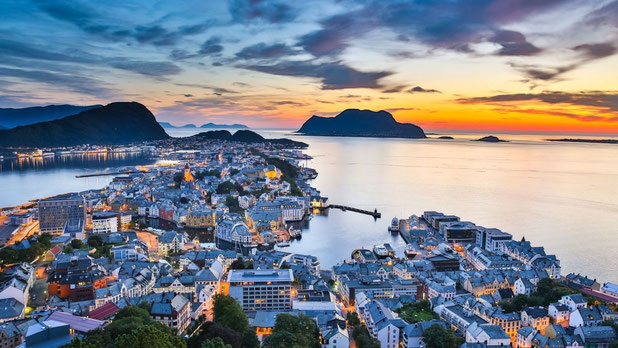 Ålesund bei Sonnenuntergang ©Havila Voyages