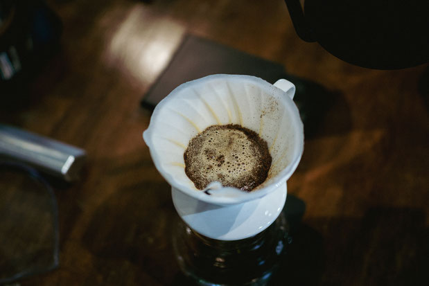 CO2 entweicht aus dem Kaffee und die Extraktion kann beginnen