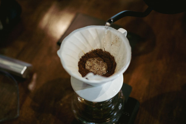 Wasser wird langsam auf den Kaffee gegossen, um diesen zu benetzen.