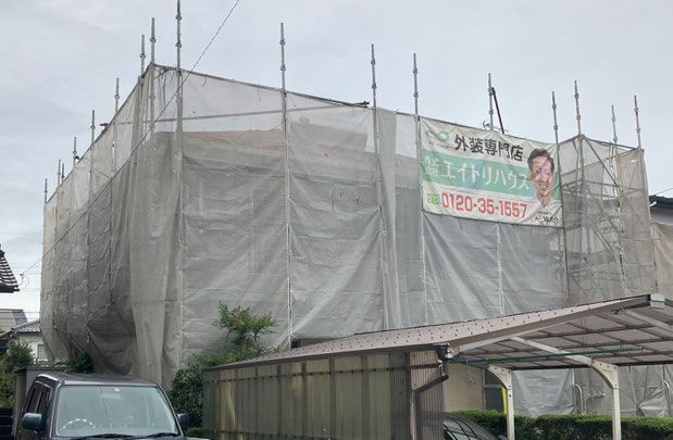 養老町、大垣市、平田町、南濃町、海津町、上石津町、輪之内町で屋根塗装工事中の屋根塗装工事専門店。養老町大場で屋根塗装工事/足場組み作業中