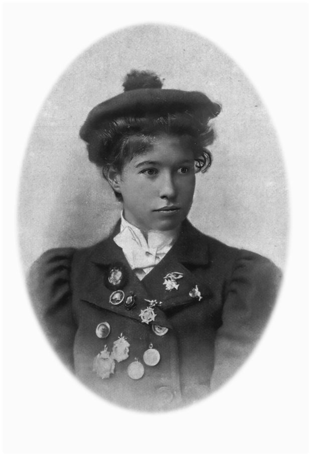 Gertrude Rodda mit Medaillen und Abzeichen in der Radfahr-Kleidung (Quelle: Zeitschrift "Die Radlerin" 3.1899: S. 271)