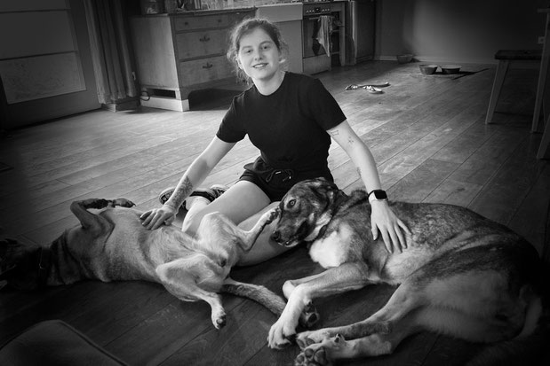 Angst vor Hunden | Kind streichelt entspannt 2 Hunde