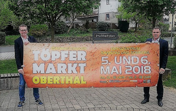links:Axel Haab vom Handwerker- und Gewerbeverein mit Bürgermeister Stephan Rausch