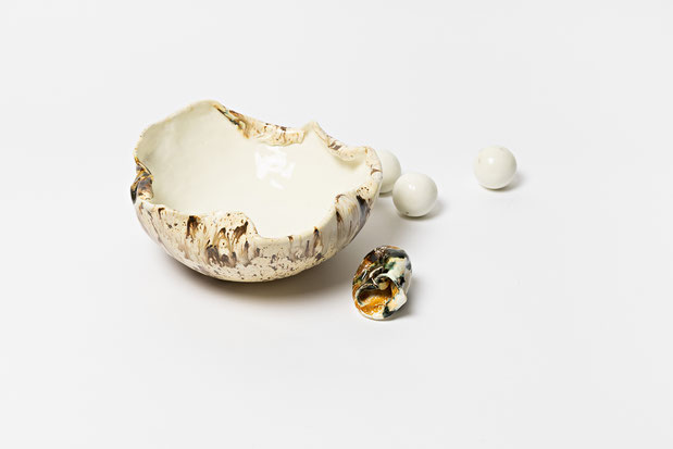 Joanna Schulte | Auster (aus der Serie Corals, 15 Stück) | 2025 | Keramik || Balls (150 Stück) | 2025 | Porzellan