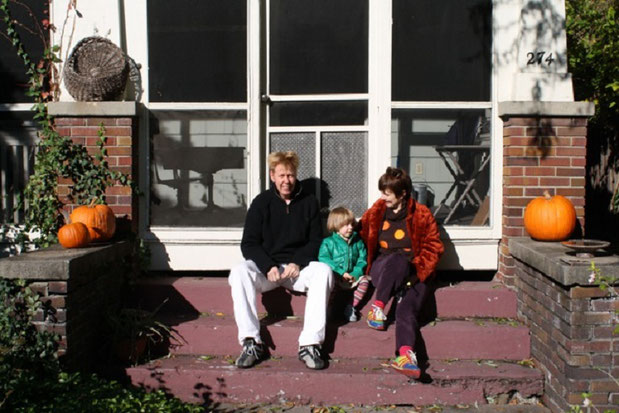 2008. DEVANT LE PERRON DE LEUR MAISON à NYACK. SUZANNA AVAIT 3 ANS.