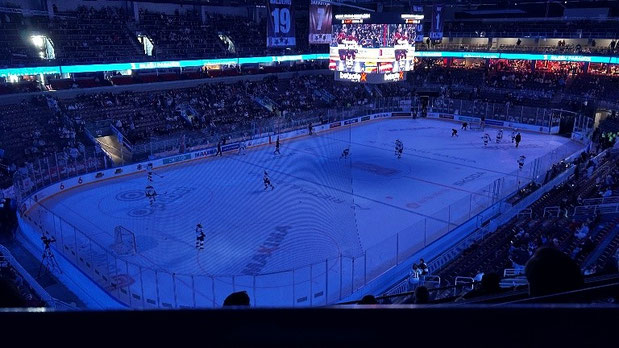 Beim Eishockey (Lettlands Nationalsport) das Spiel Lettland gegen Norwegen mit angefeuert.