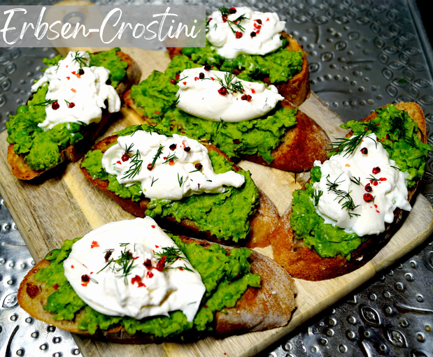knrusprige Brotscheiben mit einem Mus aus grünen Erbsen, dazu Burrata und Dill