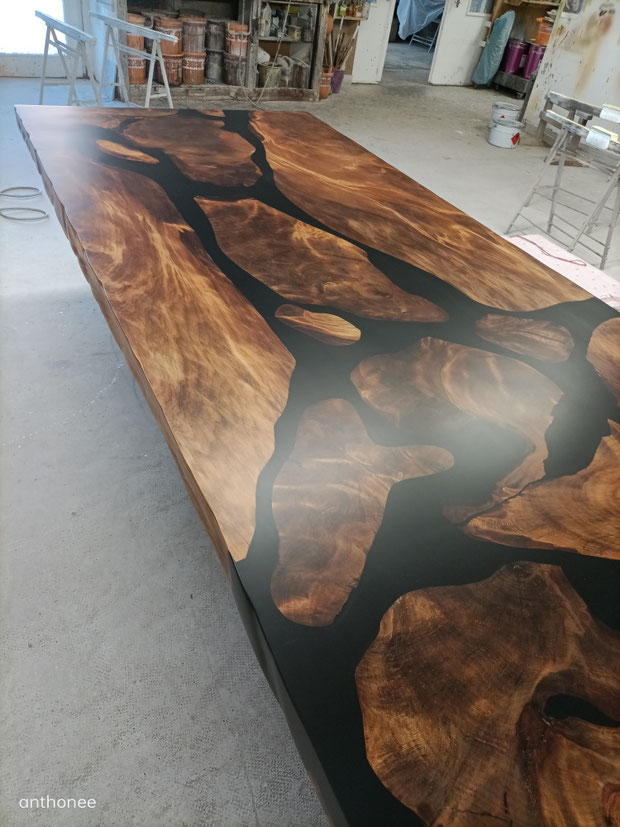 Table de grande longeur en kauri, résine époxy noire manufacturée par Antoire Fehr kauridesign.fr