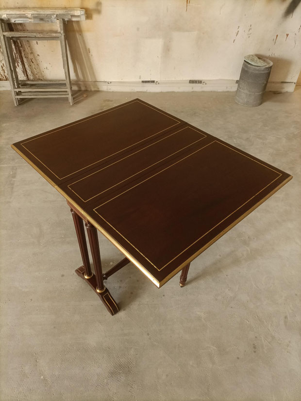 Table de jeux en acajou. Entièrement restaurée, des placages aux filets en bronze puis vernis