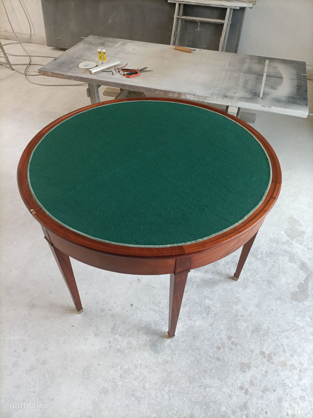 Table de jeux ronde, entièrement restaurée. La feutrine a été changée ainsi que son galon