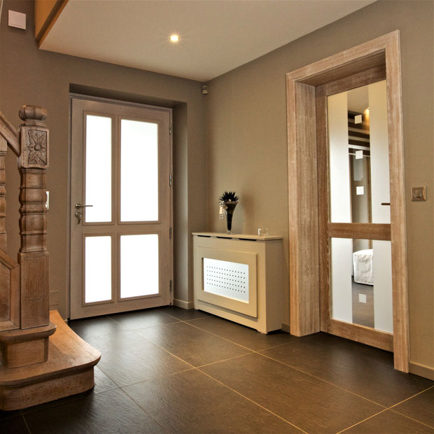 Porte d'entrée en lasure blanche, porte d'intérieure et escalier en chêne céruse blanche